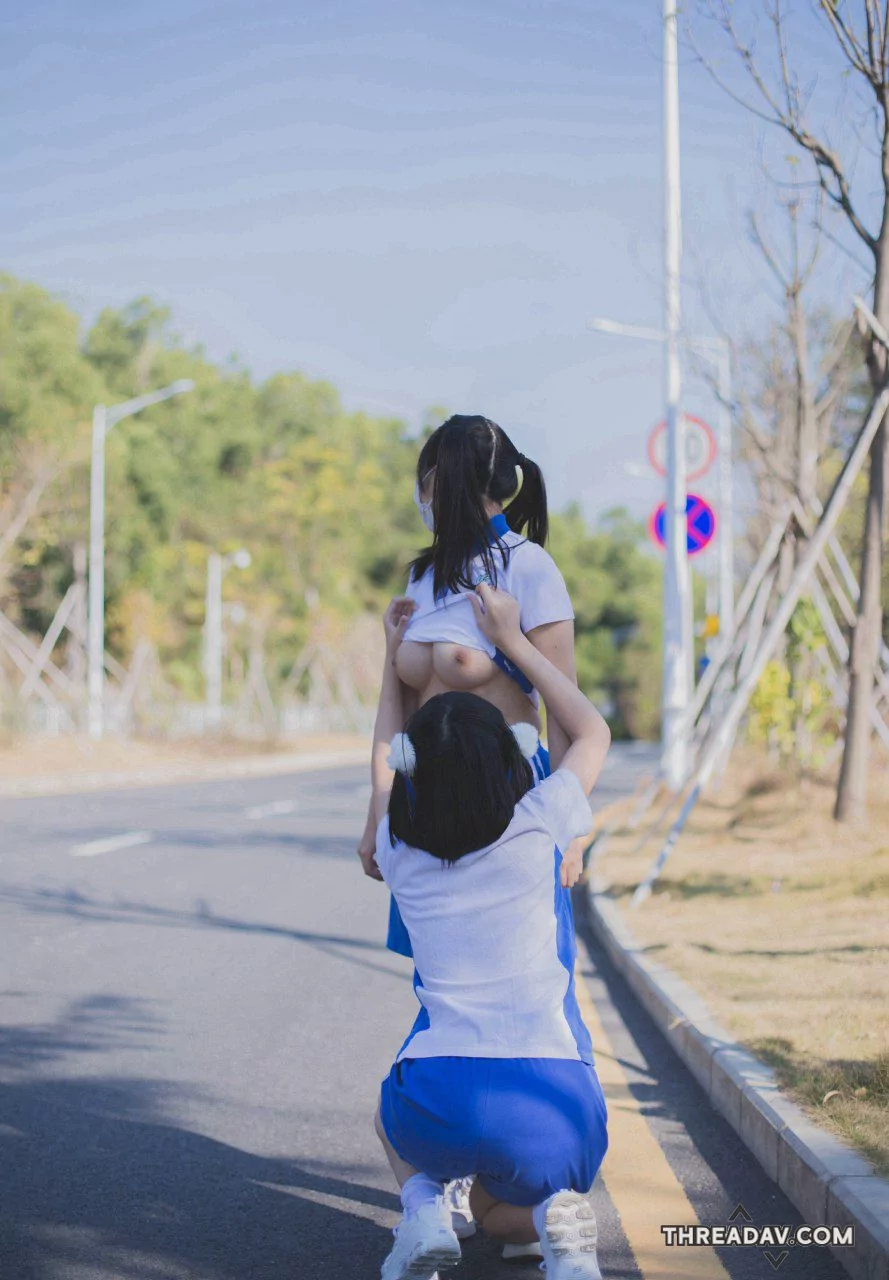 倆蘿莉學生路間互相脫衣直接露出奶子下體逼，年輕身材真好又騷
