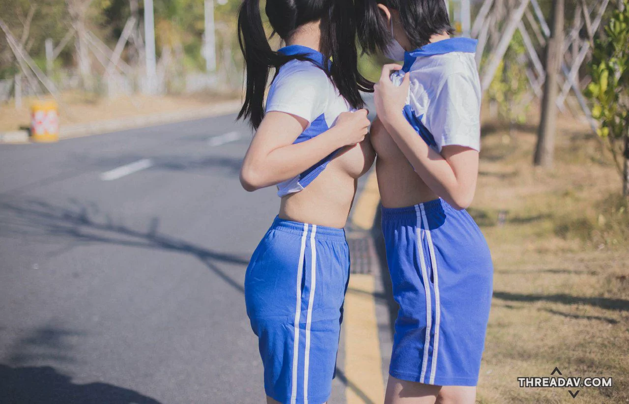 倆蘿莉學生路間互相脫衣直接露出奶子下體逼，年輕身材真好又騷