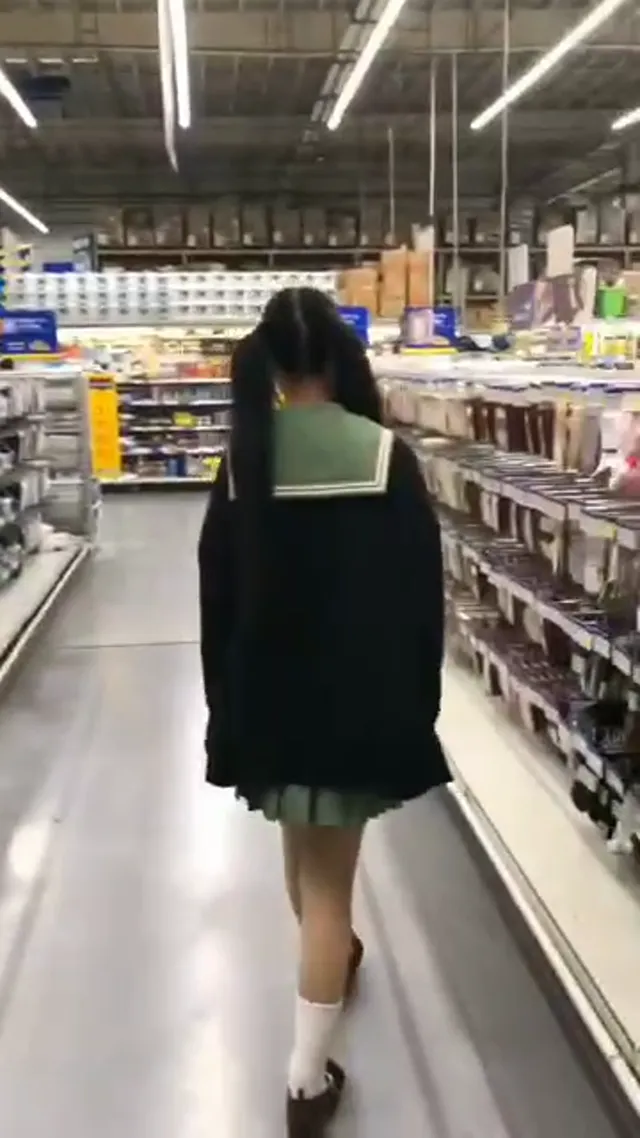 學生妹小蘿莉到人潮多賣場叫同學錄她裸露視頻，當人群中直接解開胸罩露出奶子下體