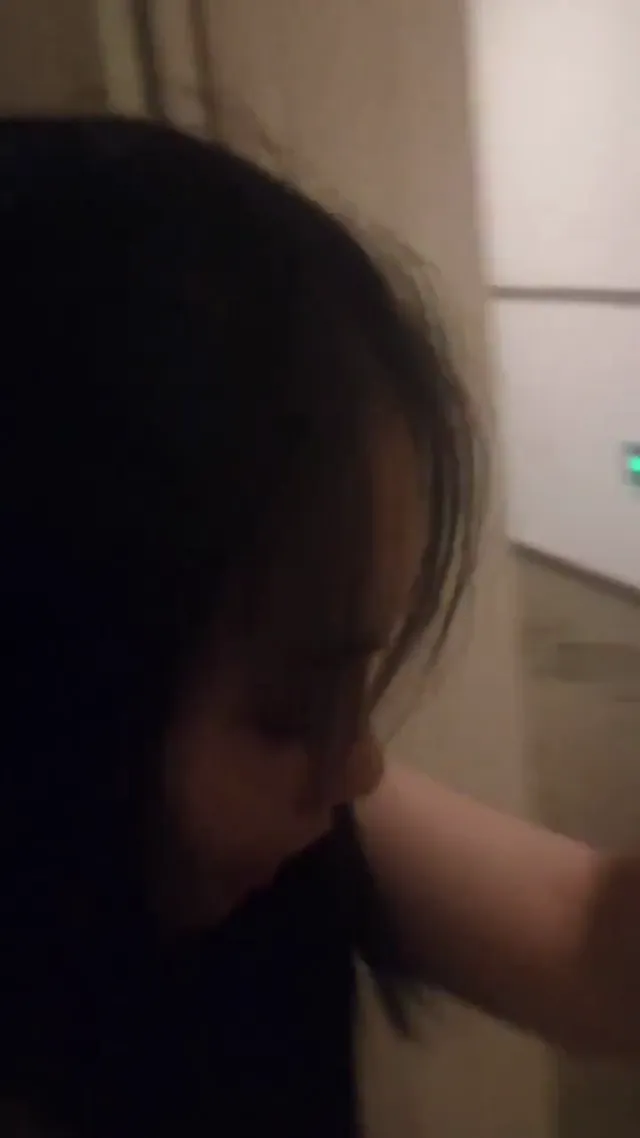 飯店露出開門做愛，妻子享受被奸淫的快感