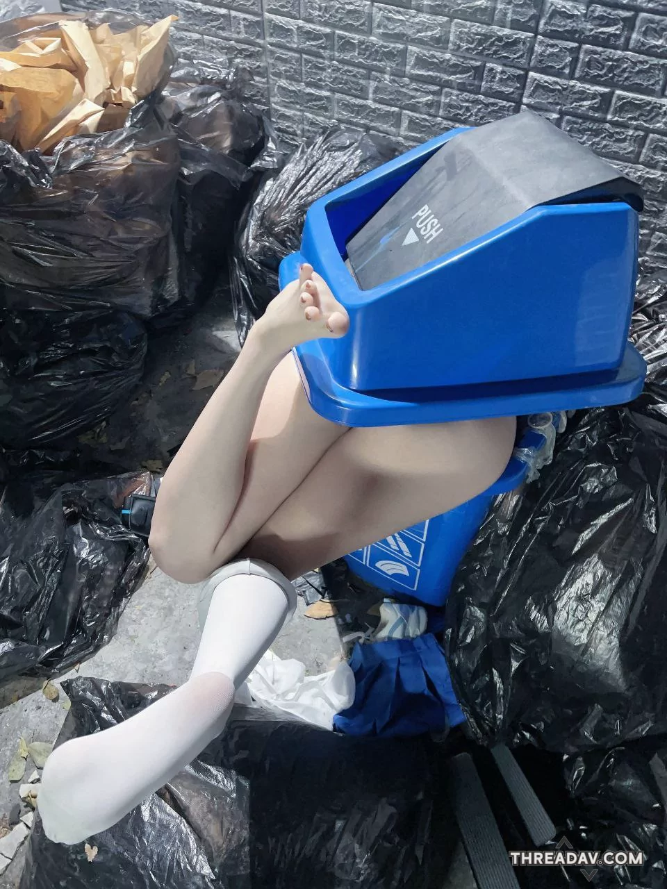 垃圾桶里发现极品淫乱母狗