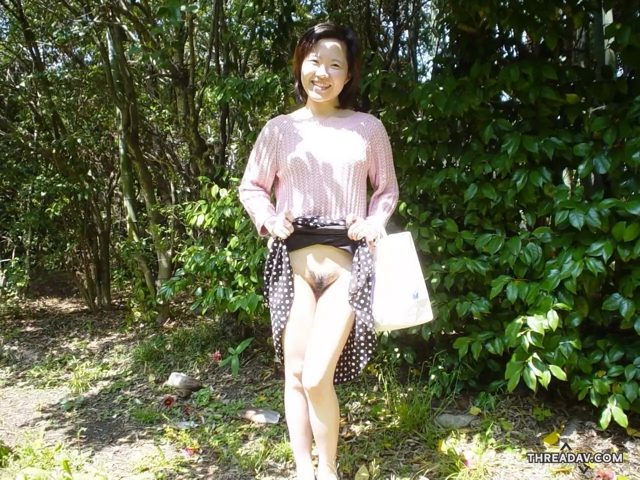 熟女露出有沒有喜歡的，野外公園掀裙露出下體車內奶子，多毛蓋過逼