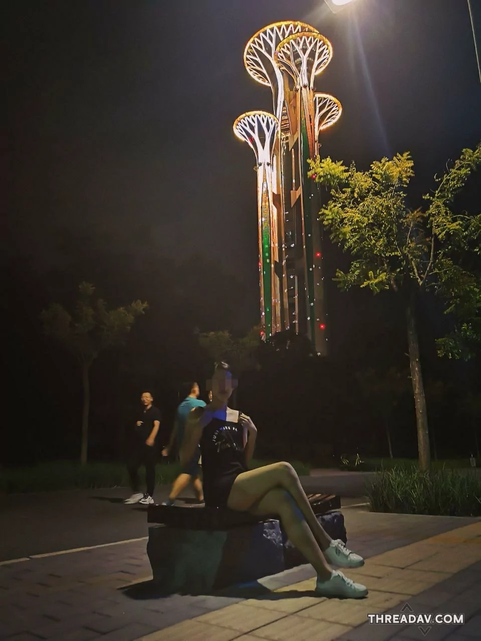 偷偷把肩帶拉下露出奶子，沒想到剛好有人經過，好刺激