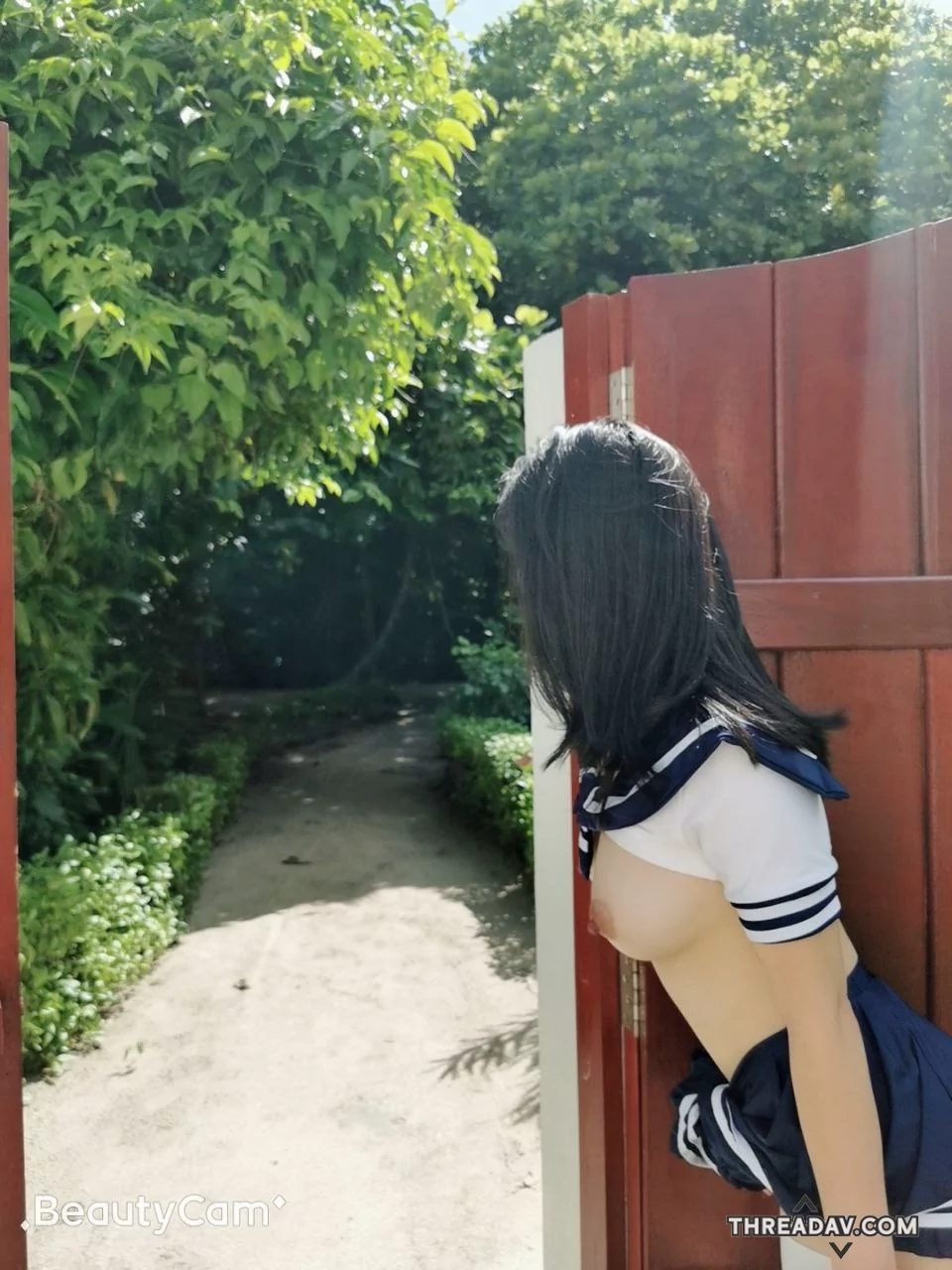 蘿莉制服學生白絲妹在沒人的度假村裸露上空奶子，保證你愛，絕對要收藏