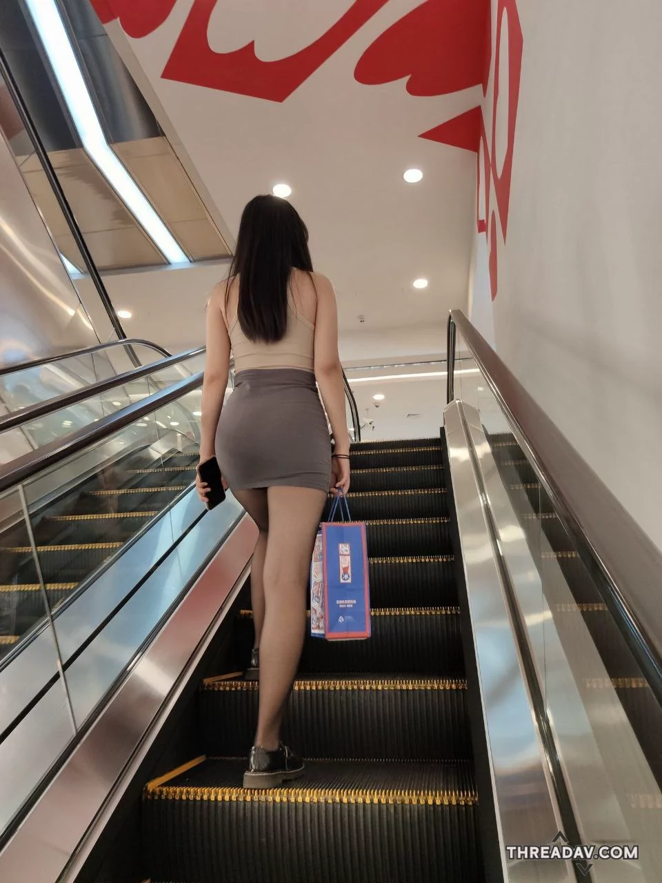 蕩婦女友看到沒人的地方開始掀衣露上空奶子，還騷母狗樣要我捏她乳頭