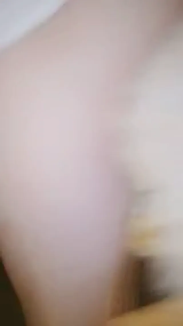 母狗太騷直接狗爬到路間，連肛塞後也直接到地鐵在眾人面前 - 真實露出投稿影片內容