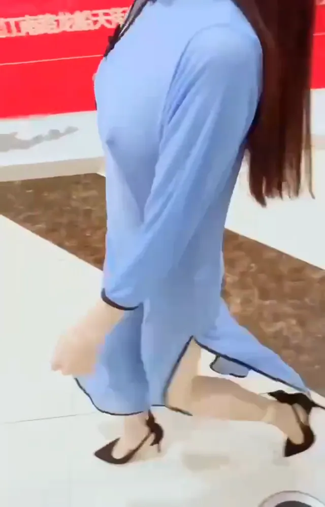 只穿旗袍裝在大街上露出單顆乳房乳頭也沒人發現，到橋上直接露下體吧