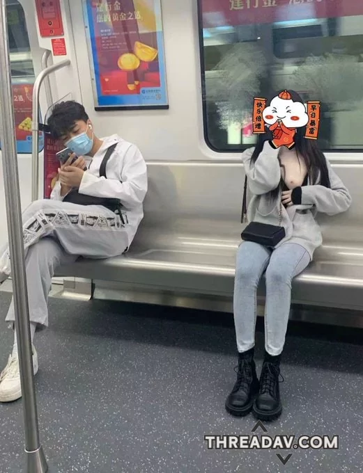 地鐵上有帥哥，默默坐在他旁邊，偷偷露出單邊奶子想勾引他讓他看到