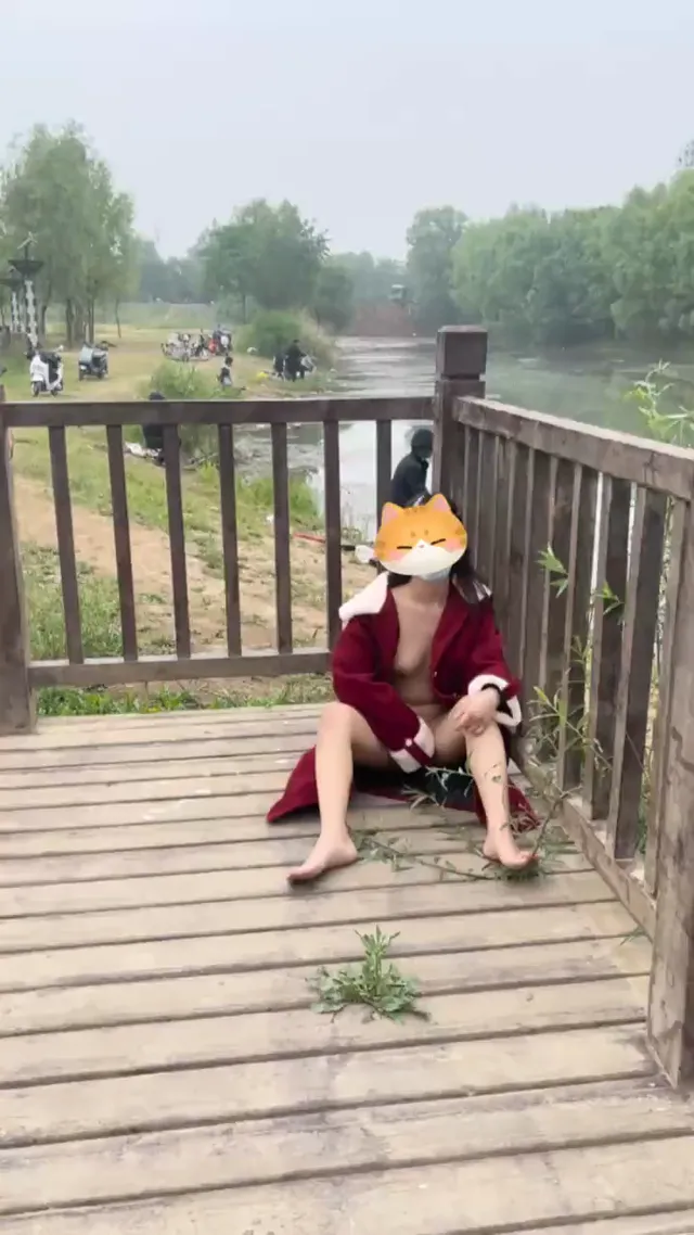 風騷母狗大膽喜愛在人多的地方全裸，有人看也不在意