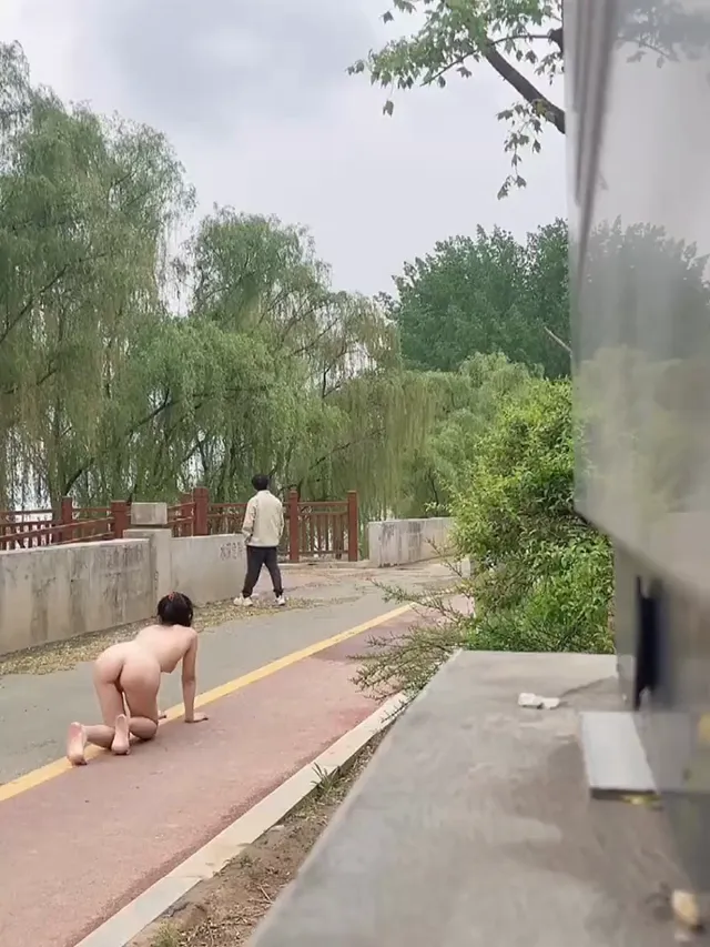 風騷母狗大膽喜愛在人多的地方全裸，有人看也不在意 - 真實露出投稿影片內容