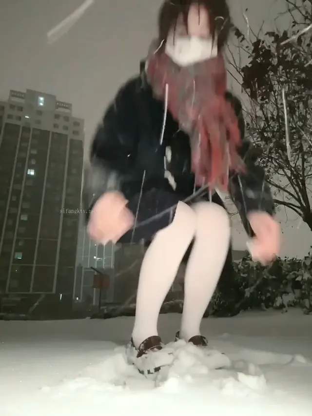 反差白虎萝莉大雪天露出放尿