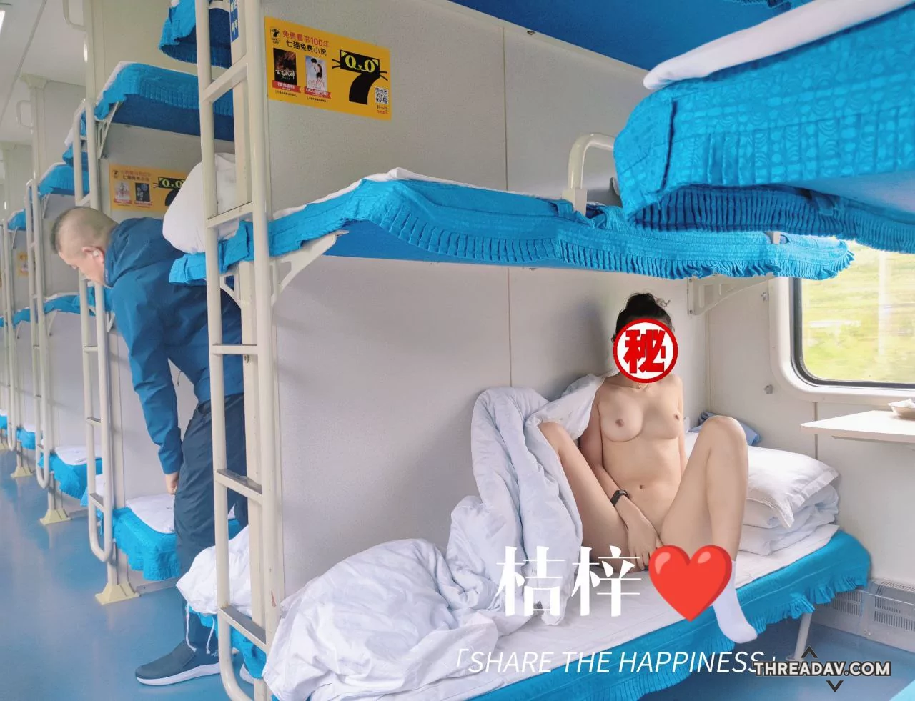 氣質白虎美女不為人知喜好戶外露出，在人群中直接裸露白嫩奶子粉奶頭
