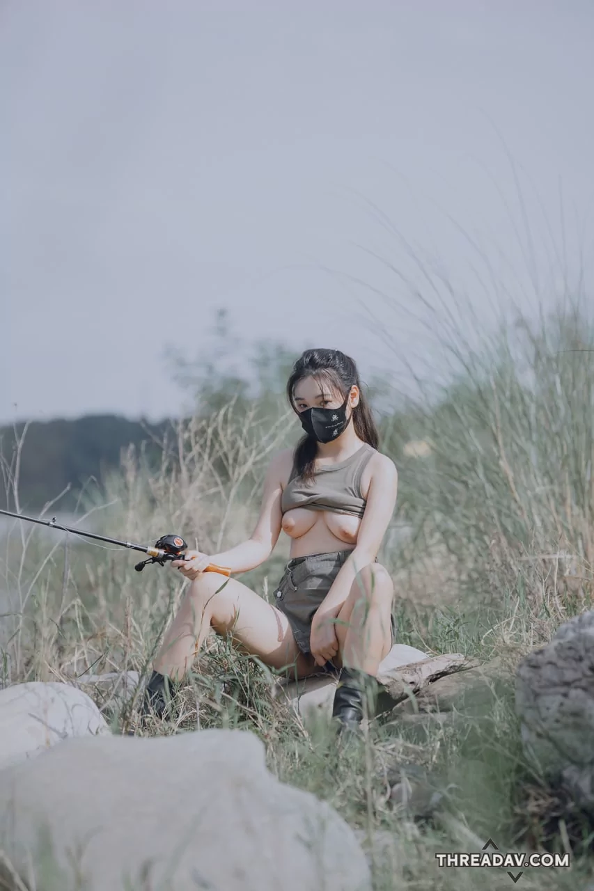 野外釣魚沒魚上鉤，拉起來上衣露出奶子吸引些魚來吃