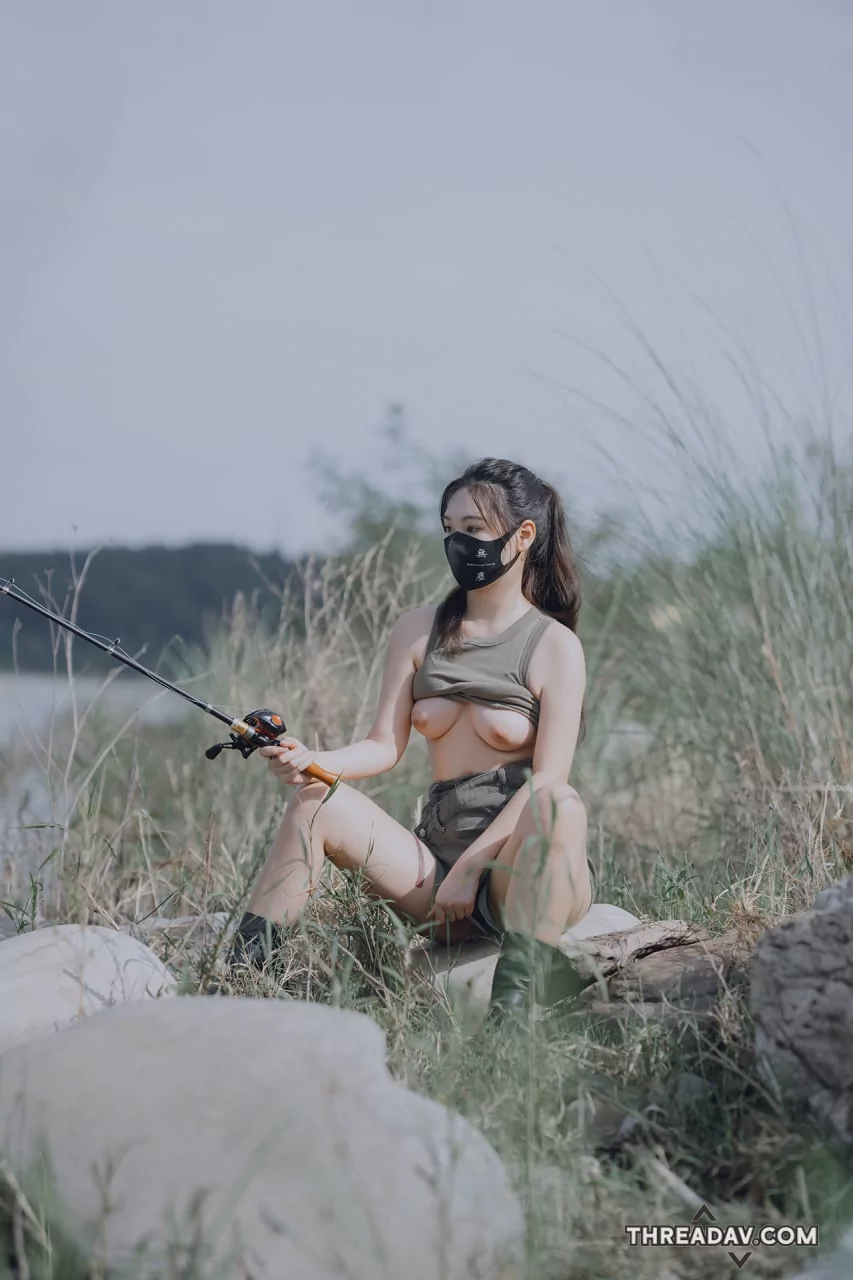野外釣魚沒魚上鉤，拉起來上衣露出奶子吸引些魚來吃