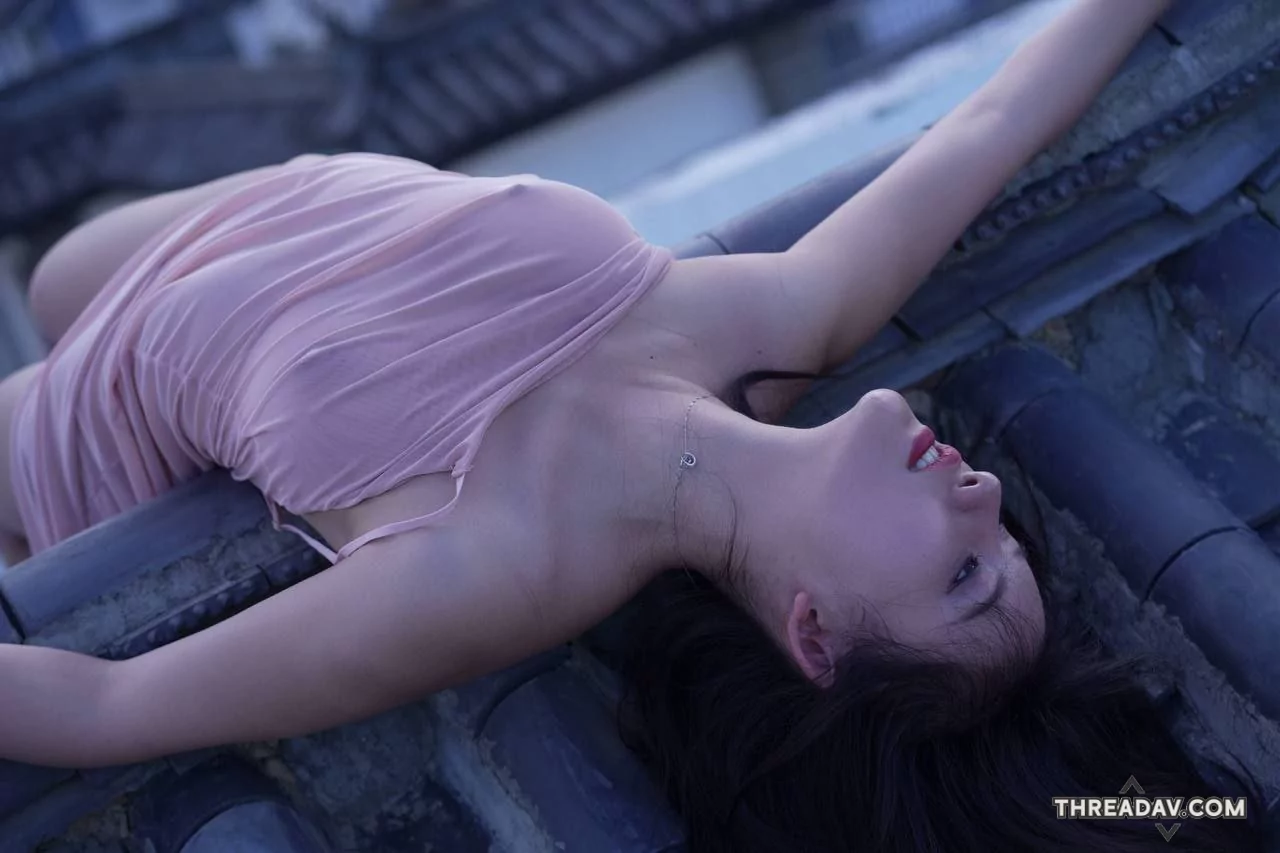 極品高顏值美女戶外全裸露擺拍，白嫩雙乳白虎穴