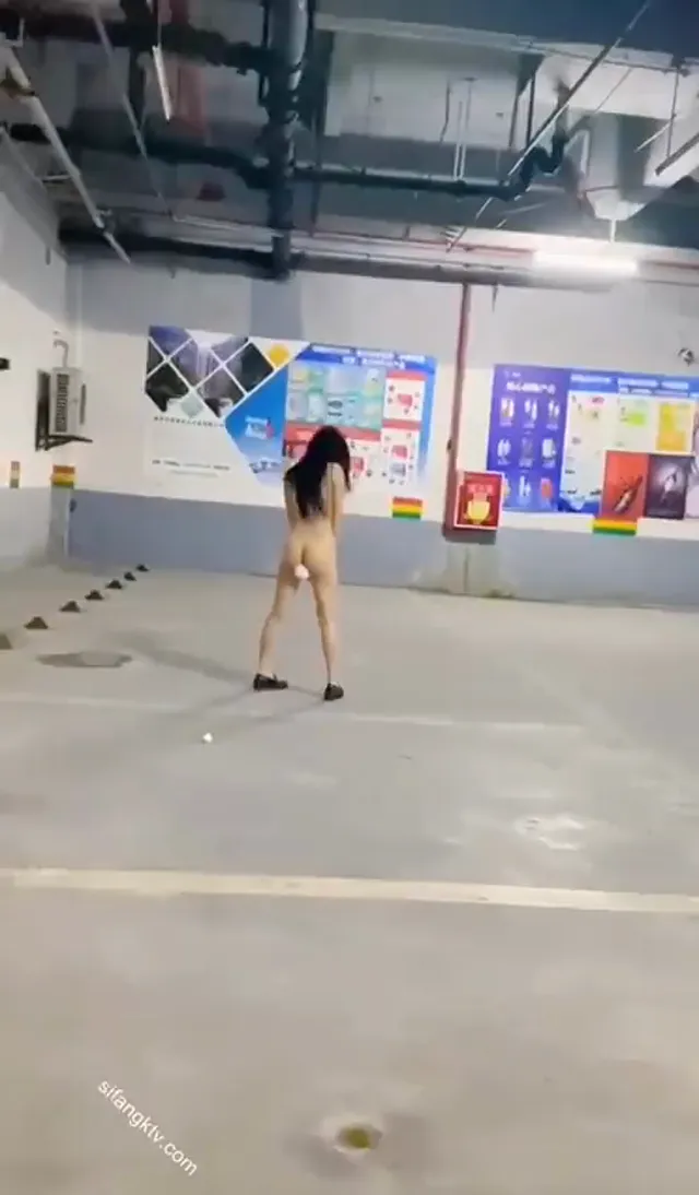 重口味，正妹停車場裸露最後更直接尿了，這騷逼羞恥