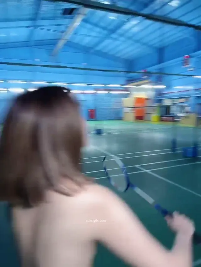 露出运动，全裸打羽毛球，不管還有人在看