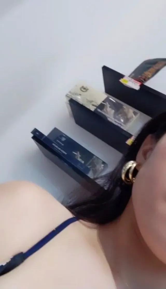 超市收银员边上班边桌下自慰喷水，顾客不知道有没有闻到骚味 - 真實露出投稿影片內容