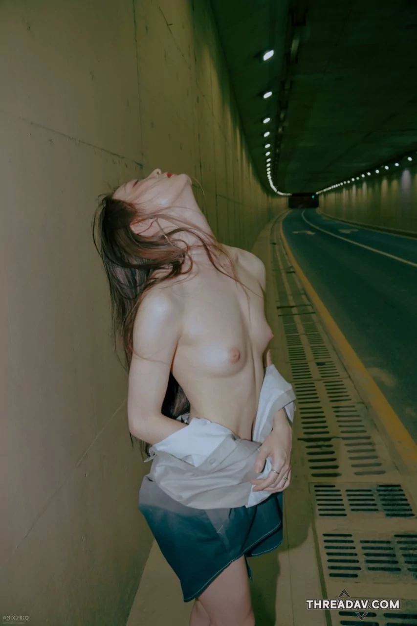 白嫩有彈性的雙乳奶子看了真誘人，高顏值白絲美女戶外露出