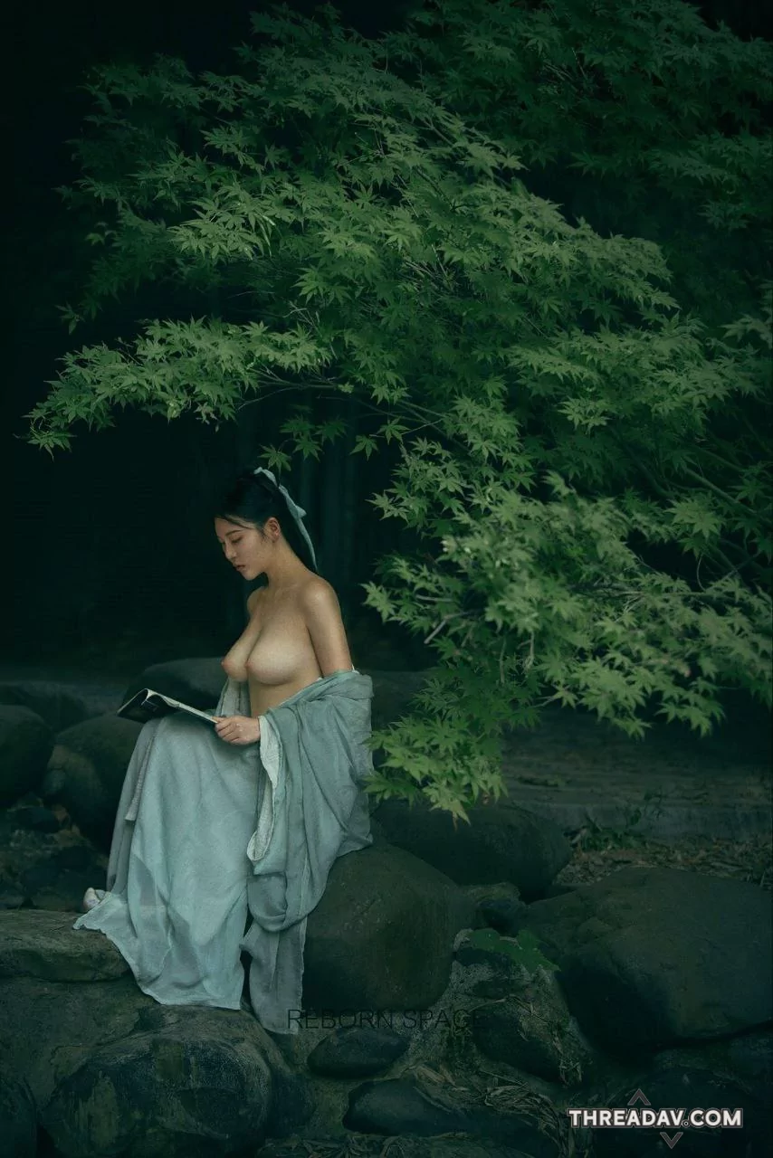 書卷氣森林系美女上空裸露自拍真美，尤其那對雙乳美乳露出