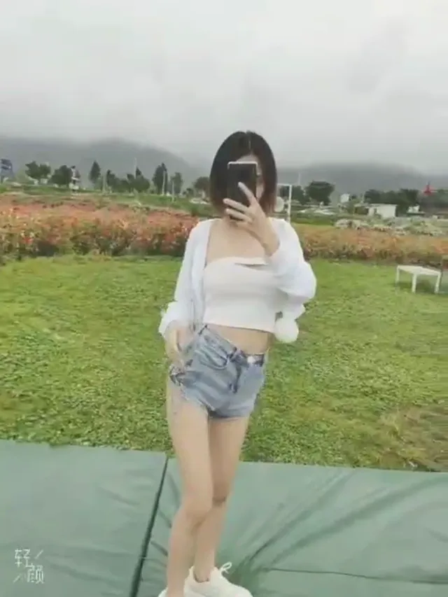 大家以為我今天穿低胸上衣極短褲正常，但裡面完全沒穿，偷偷露出我的大奶跟美臀