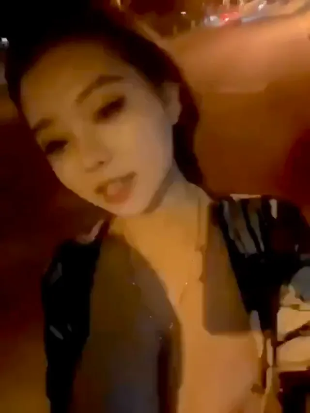 騎車吹風真爽，直接露出奶子吹更爽