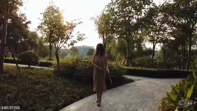 性感美女戶外露出裸露雙乳大奶子，最後被看到抓走到房間打炮 - 真實露出投稿影片內容
