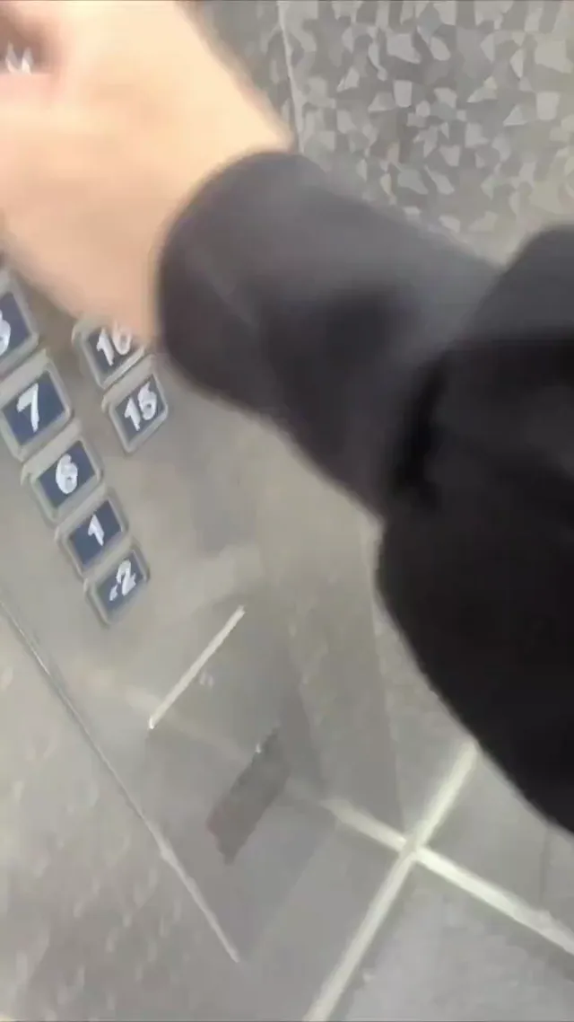 全裸针织衫出门坐电梯，结果出电梯时撞见美团外卖被看光