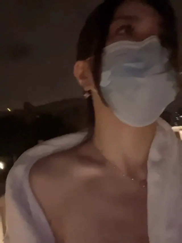 凌晨時間少婦在沒人的戶外野外全裸露出，熟女身材極致誘惑