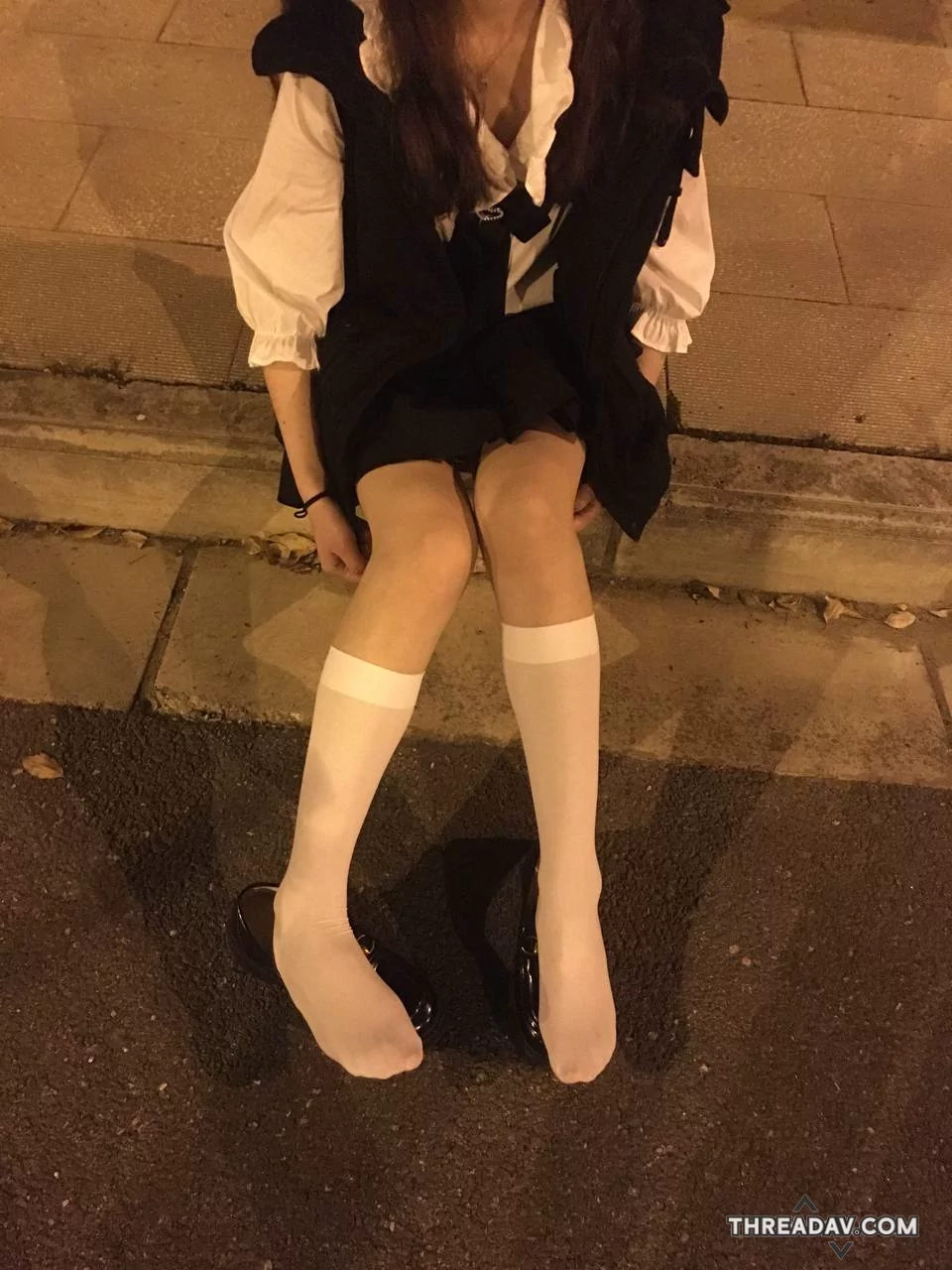 小小年紀制服學生妹喜歡裙子內不穿內褲在戶外大街上露出粉嫩鮑魚