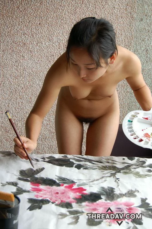全裸氣質女窗邊裸露邊作水墨畫