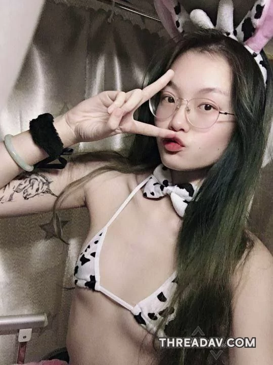 眼鏡妹少女私下自拍母狗騷樣，戶外全裸露出圓潤奶子