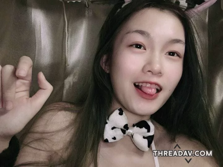 眼鏡妹少女私下自拍母狗騷樣，戶外全裸露出圓潤奶子