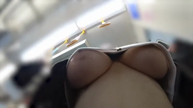 露出巨乳反差少妇街头露出南半球，在街头晃荡，偷拍视角巨乳怼脸。