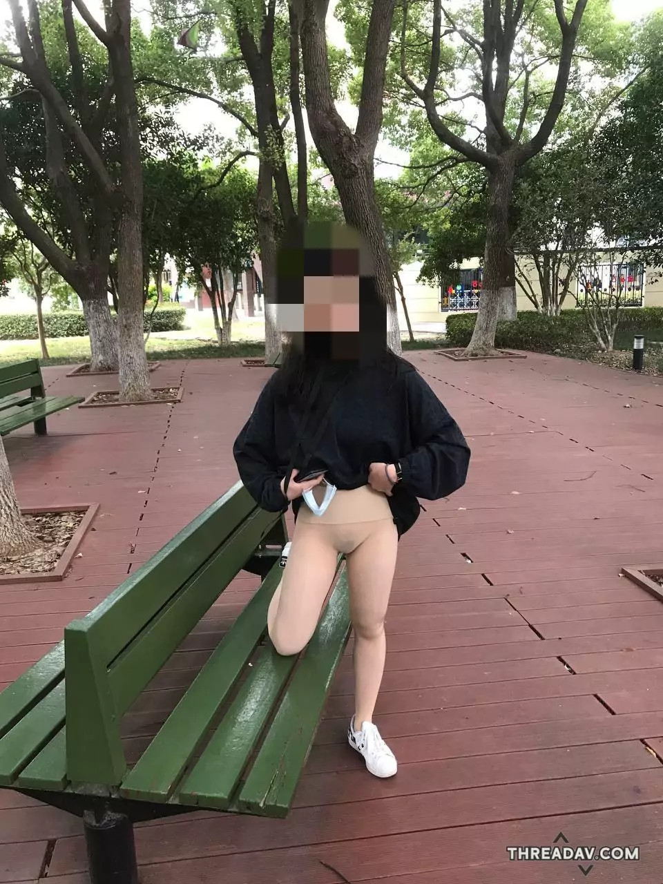 白絲女在無人的公園兩腿開開露出濃厚鮑魚