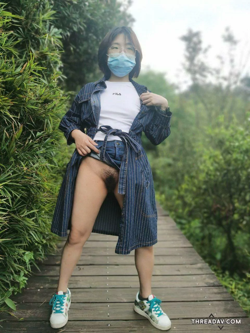 眼鏡俏妹爬山走步道上邊爬邊露鮑露臀