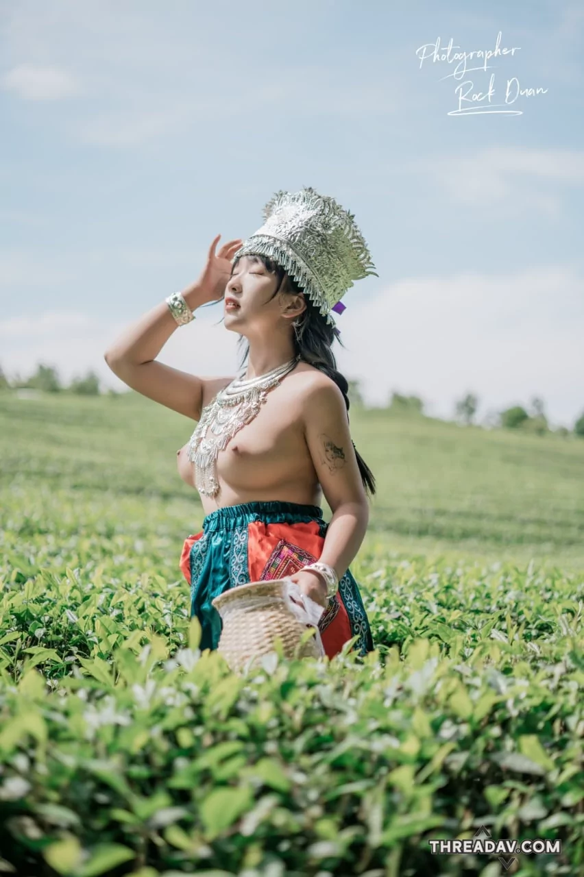 好身材就是要共享給大家看，蘿利樣少女裸露上空巨乳露出粉嫩奶頭