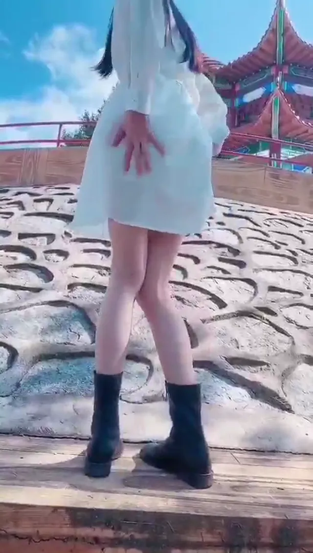 性感白皙美女在街上直接扒開騷穴嫩逼自拍露出視頻