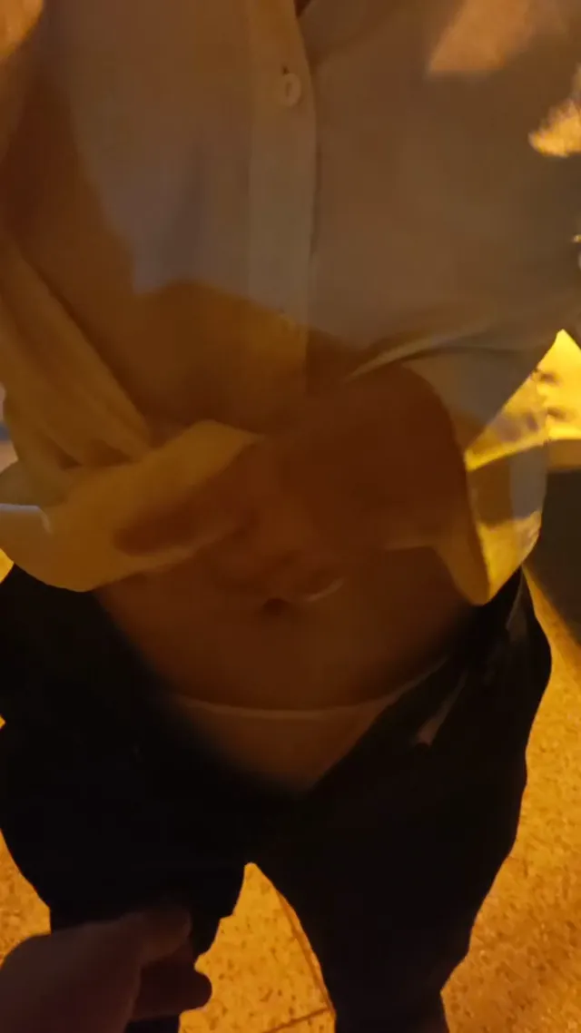 這眼鏡妹學生妹的奶子也太巨大，到底吃啥發育的，天橋上露出她大奶子