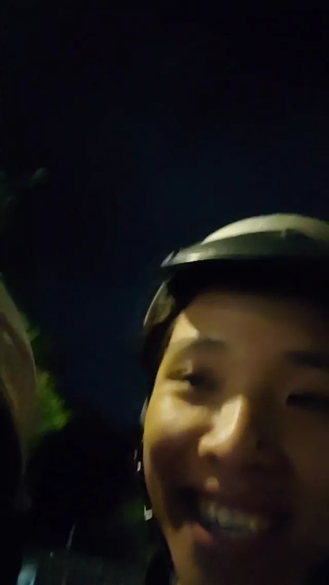 這眼鏡妹學生妹的奶子也太巨大，到底吃啥發育的，天橋上露出她大奶子 - 真實露出投稿影片內容