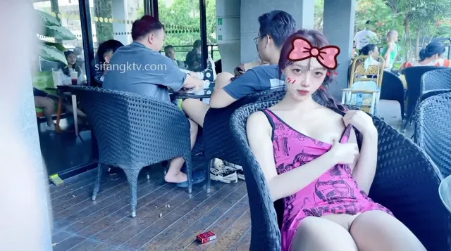最新疯狂露出 无内大胆游走在街头 如入无人之境 各种在人前露出 真的吊