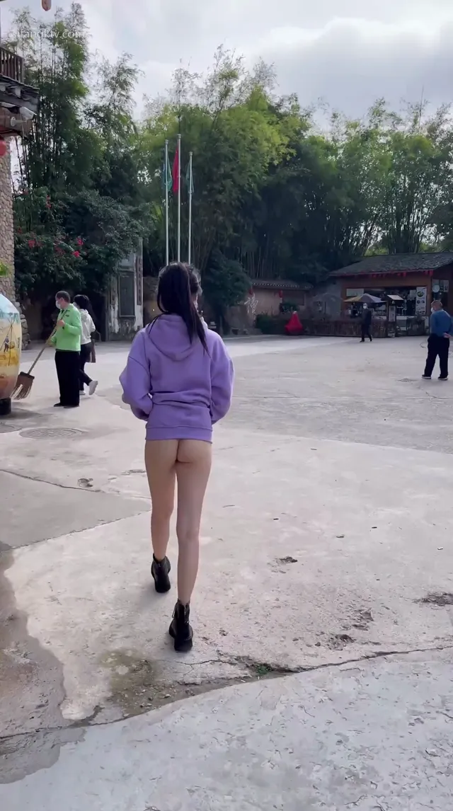 露出系列最厲害的視頻主!!就算人群在看也能全裸大膽走去 - 真實露出投稿影片內容