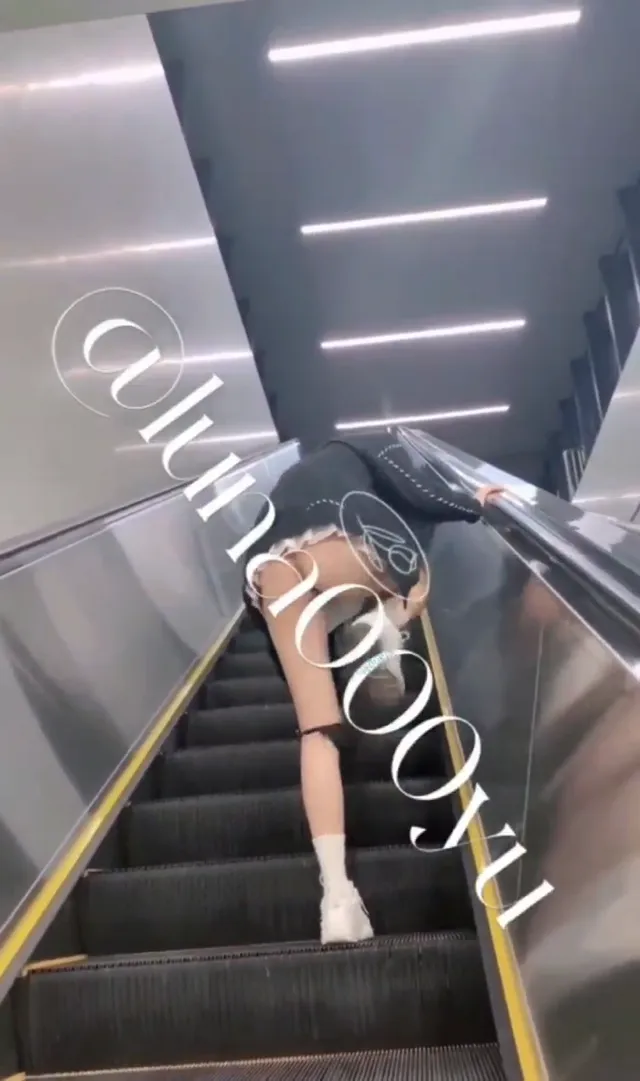 優質性感身材嫩白美臀在賣場各樓層個地方裸露自己下體 - 真實露出投稿影片內容
