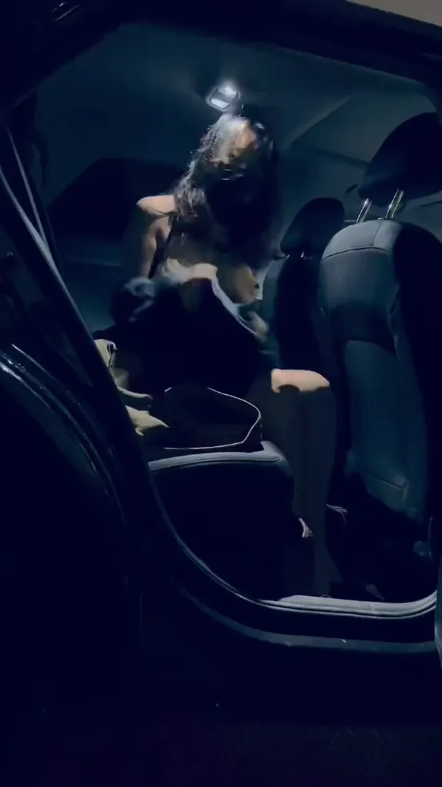 女子車內脫衣全裸穿大衣準備上街人群中露出美巨乳奶子