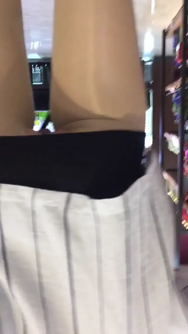 少女撕破白絲絲抹，在人群中穿梭賣場大露下體 - 真實露出投稿影片內容