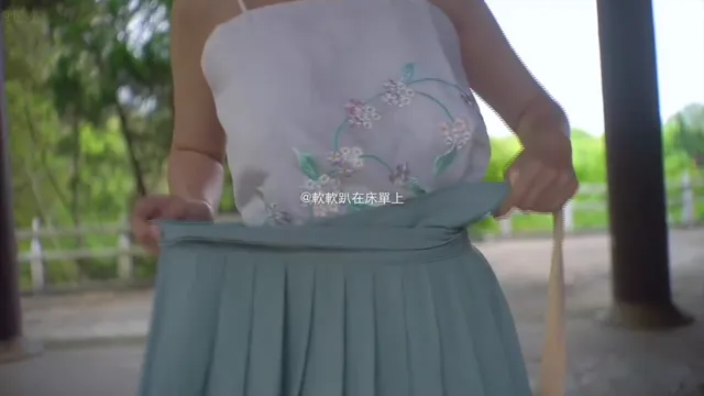 騷樣宮女在宮廷內大肆脫衣全裸，露出翹白嫩臀圓潤奶子 - 真實露出投稿影片內容