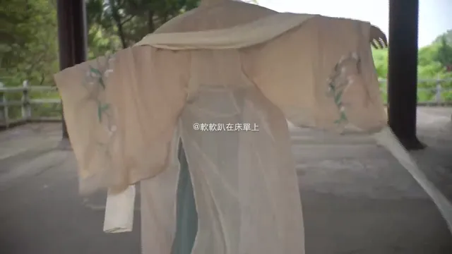 騷樣宮女在宮廷內大肆脫衣全裸，露出翹白嫩臀圓潤奶子 - 真實露出投稿影片內容