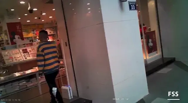 小小年紀學生妹就有騷賤貨的特質，直接穿上超透jk到滿滿人商店露出 - 真實露出投稿影片內容