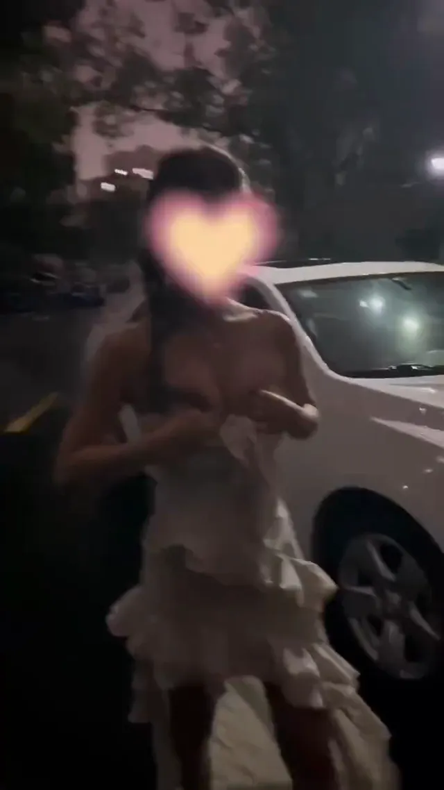 夜宵之后，带着小母狗出来溜溜，晚上还是不要开快车不然就会错过这样美丽的风景