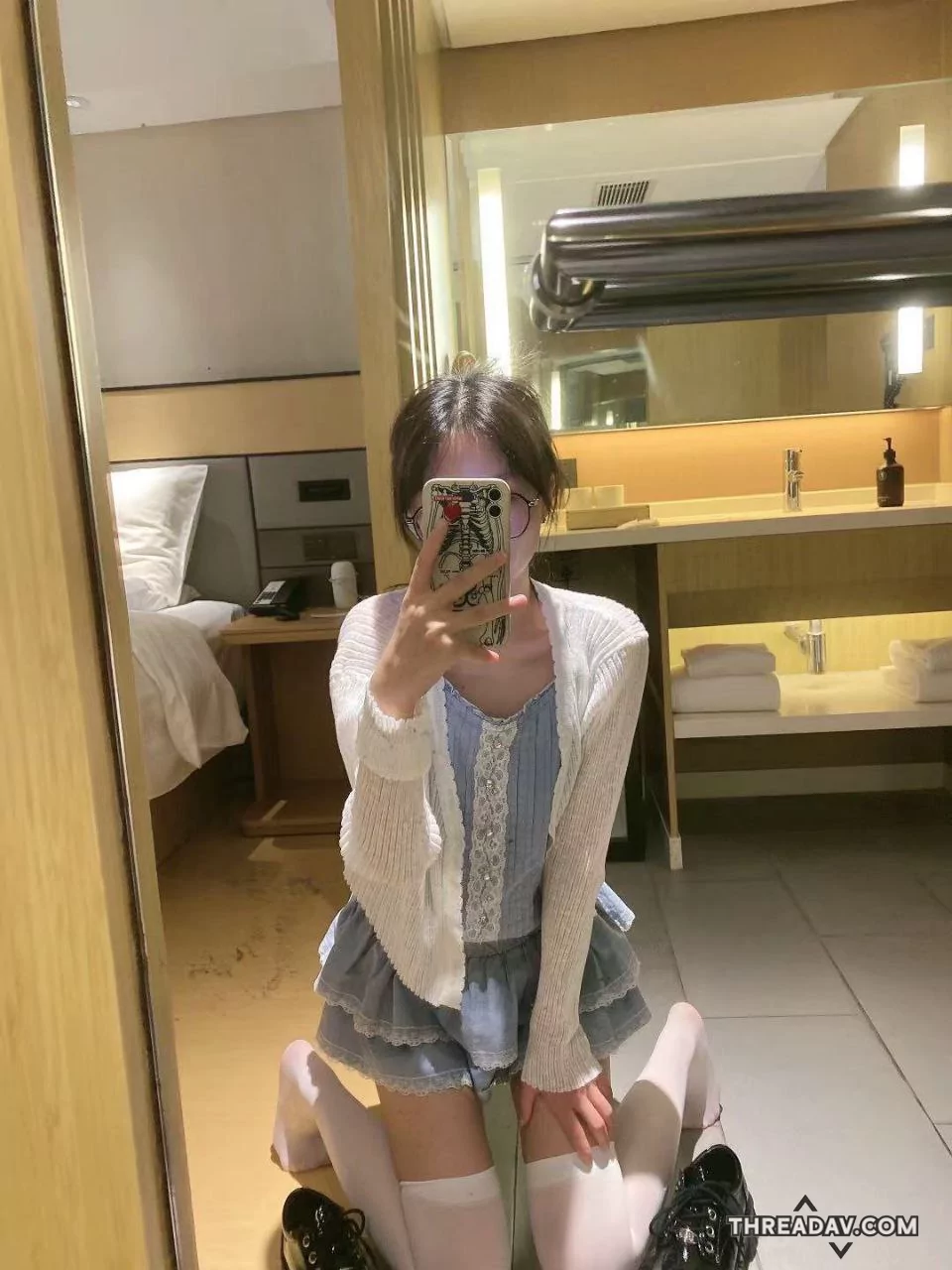清純少女街頭上直接掀開上衣露出幼嫩奶子